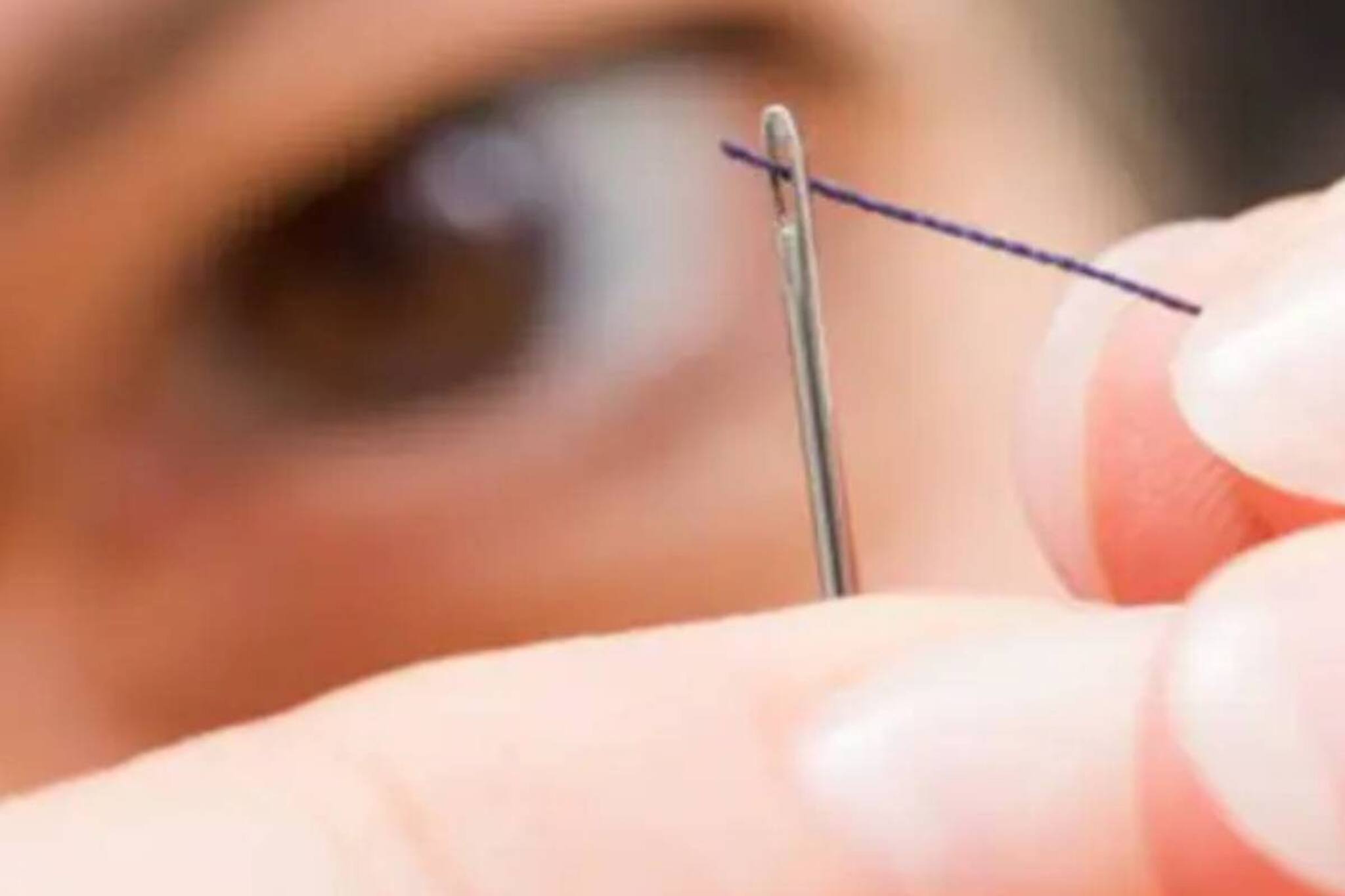 কম আলোতেও কোনও চাপ নেই! এক সেকেন্ডের মধ্যে সূচে সুতো পরাতে পারবেন! ৭ উপায় কাজ সহজ করে দেবে