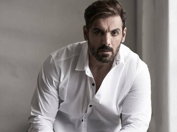 John Abraham: নিজের প্রথম ছবির মহরতে গিয়ে প্রবেশের অনুমতিই পাননি জন! এ কোন অভিজ্ঞতার মুখোমুখি হয়েছিলেন