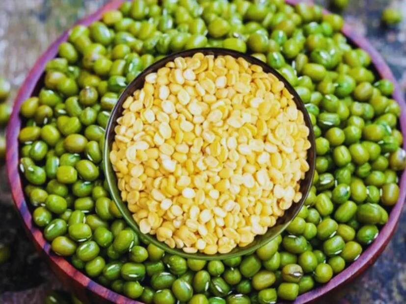ডাল খাওয়া স্বাস্থ্যের জন্য উপকারী বলে মনে করা হয়। বিশেষ করে মুগ ডাল স্বাস্থ্যের জন্য খুবই উপকারী বলে মনে করা হয়। এটি প্রোটিন এবং ফাইবার সমৃদ্ধ যা ওজন কমাতে সাহায্য করে। এটি এলডিএল কোলেস্টেরলও কমাতে পারে, যা হৃদরোগের ঝুঁকি কমাতে পারে। মুগ ডাল স্বাস্থ্যের জন্য খুবই উপকারী কিন্তু এর সেবন কিছু মানুষের জন্য বিপজ্জনক হতে পারে? আসুন, জেনে নেওয়া যাক কোন মানুষের মুগ ডাল খাওয়া উচিত নয়।