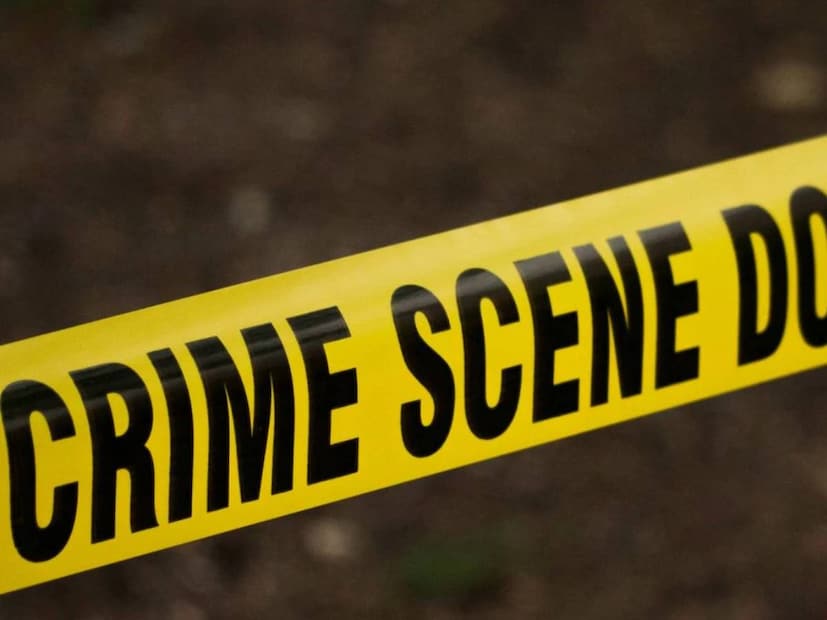 বাবার খুনের দায়ে গ্রেফতার ছেলে। ধারালো কোনও অস্ত্র দিয়ে বাবার গলা কেটে খুনের অভিযোগ খোদ ছেলের বিরুদ্ধে! খুনের পর দেহ একটি জঙ্গলে ফেলে আসে অভিযুক্ত। কিন্তু কী এমন ঘটল, যে নিজের বাবাকেই এমন নৃসংশভাবে খুব করল ছেলে? কারণটা জানলে সত্যিই চমকে যেতে হয়। বাবার খুনের দায়ে গ্রেফতার ছেলে। ধারালো কোনও অস্ত্র দিয়ে বাবার গলা কেটে খুনের অভিযোগ খোদ ছেলের বিরুদ্ধে! খুনের পর দেহ একটি জঙ্গলে ফেলে আসে অভিযুক্ত। কিন্তু কী এমন ঘটল, যে নিজের বাবাকেই এমন নৃসংশভাবে খুব করল ছেলে? কারণটা জানলে সত্যিই চমকে যেতে হয়।