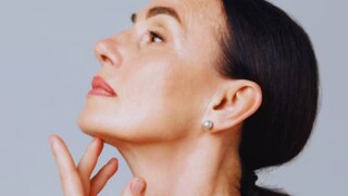 ৪০ বছর বয়সের পরে গলার ত্বক দ্রুত ঢিলে এবং বলিরেখাযুক্ত হয়ে যেতে পারে