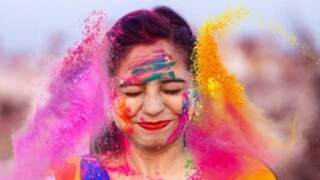 হোলি উৎসব খুব আড়ম্বরপূর্ণভাবে পালিত হয়