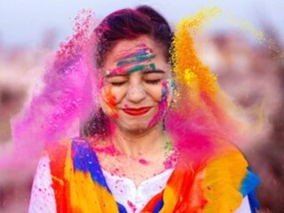 হোলি উৎসব খুব আড়ম্বরপূর্ণভাবে পালিত হয়