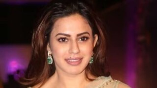 গ্রেফতারের পরে নায়িকাকে বিশদ তদন্তের জন্য নাগাভারায় ডিআরআই অফিসে নিয়ে যাওয়া হয় গ্রেফতারের পরে নায়িকাকে বিশদ তদন্তের জন্য নাগাভারায় ডিআরআই অফিসে নিয়ে যাওয়া হয়