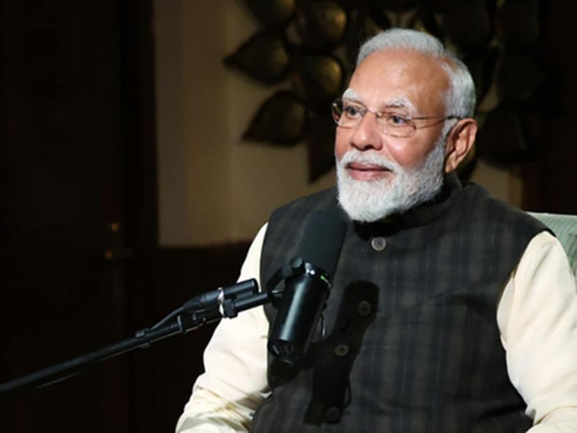 ২০০২-এর দাঙ্গায় প্রায় পুরো গুজরাত অশান্ত হয়ে ওঠে। ১০০০-এর বেশি মানুষের মৃত্যু হয়। পুড়িয়ে দেওয়া হয় ঘরবাড়ি, দোকানপাট। তৎকালীন মুখ্যমন্ত্রী হিসেবে সেই দাঙ্গা থেকে কী শিক্ষা নিয়েছেন মোদি? পডকাস্টে এই প্রশ্নই করেছিলেন ফ্রিডম্যান। জবাবে শুধু গুজরাত দাঙ্গা নয়, সেই সময় এবং তার আগের পরিস্থিতি ব্যাখ্যা করেন মোদি। তাঁর কথায়, “গুজরাত দাঙ্গার ১২-১৫ মাস আগে থেকে দেশে কী চলছিল? তাহলে আপনি স্পষ্ট বুঝতে পারবেন, কেন এমন পরিস্থিতি তৈরি হল।’’ Photo: PMO