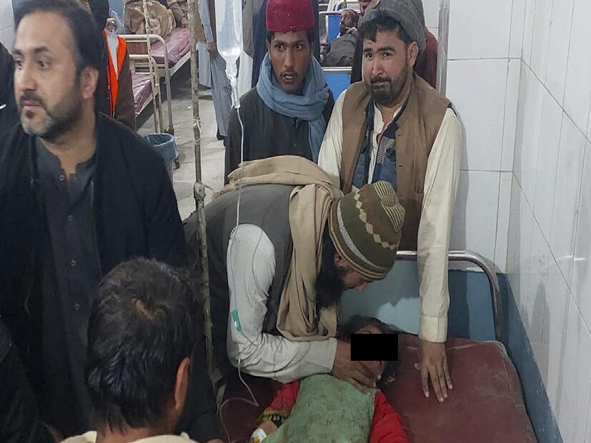 আমরা আপনাকে বলি যে সন্ত্রাসবাদকে নিরাপদ আশ্রয় প্রদানকারী দেশ হিসাবে পাকিস্তান সারা বিশ্বে কুখ্যাত। পাকিস্তান সেনাবাহিনী এবং পুলিশ বেলুচিস্তান থেকে খাইবার পাখতুনখোয়া পর্যন্ত চ্যালেঞ্জের মুখোমুখি হচ্ছে। প্রধানমন্ত্রী শাহবাজ শরিফের সব দাবি সত্ত্বেও পাকিস্তানের অনেক অংশে স্বায়ত্তশাসনের জন্য আন্দোলন চলছে। উত্তর-পশ্চিম পাকিস্তানের খাইবার পাখতুনখোয়া এলাকায় বড় ধরনের হামলা চালানো হয়েছে। মঙ্গলবার স্থানীয় পুলিশ জানিয়েছে, আর্মি ক্যান্ট এলাকায় এই হামলা চালানো হয়। তিনি জানান, ৪ মার্চ সন্ধ্যায় দুই আত্মঘাতী হামলাকারী বিস্ফোরণ ঘটায়।