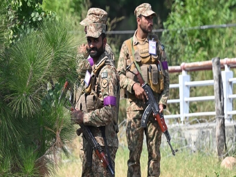 ৫ থেকে ৬ জন সন্ত্রাসবাদী হামলা চালায়পুলিশ জানিয়েছে যে নিরাপত্তা বাহিনী মঙ্গলবার উত্তর-পশ্চিম পাকিস্তানের আর্মি ক্যান্টে সন্ত্রাসবাদীদের হামলা ব্যর্থ করেছে। সন্ধ্যায়, খাইবার পাখতুনখোয়া প্রদেশের বান্নু সেনা নিবাসের প্রাচীরের কাছে দুই আত্মঘাতী বোমা হামলাকারী নিজেদের বিস্ফোরণ ঘটায়। পুলিশ জানায়, দেওয়াল ভেঙে ৫ থেকে ৬ জন হামলাকারী আর্মি ক্যান্টমেন্ট প্রবেশের চেষ্টা করলেও তারা নিহত হয়। তবে আত্মঘাতী বোমা হামলাকারীরা নিজেদের বিস্ফোরণ ঘটালে ক্যান্টনমেন্ট সহ আশপাশের এলাকায় আতঙ্ক ছড়িয়ে পড়ে। সঙ্গে সঙ্গে ঘটনাস্থলে পৌঁছেছে বিপুল সংখ্যক নিরাপত্তা বাহিনী।
