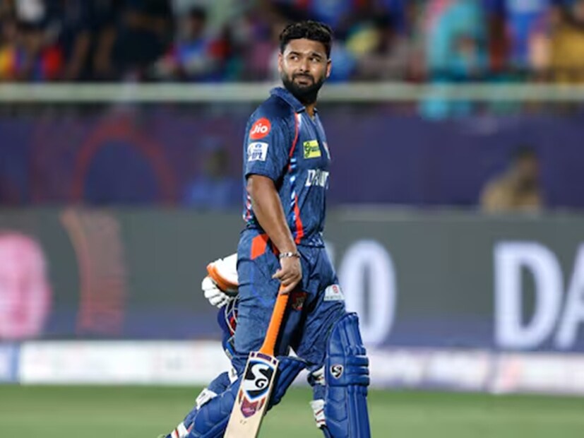 এর আগে দিল্লি ক্যাপিটালস নিকোলাস পুরান (৭৫) এবং মিচেল মার্শের (৭২) হাফ সেঞ্চুরি দিয়ে লখনউ সুপারজায়ান্টসকে আট উইকেটে ২০৯ রানে আটকে দেয়। এ যেন ঠিক জেতা ম্যাচ হেরে যাওয়ার গল্প! ফলে, সঞ্জীব গোয়েঙ্কাকে সীমানার ঠিক বাইরে ডাগআউটের সামনে ঋষভকে প্রশ্ন করতে দেখা গিয়েছে। দেখা যাক, ঋষভ কবে সেই প্রশ্নের জুতসই উত্তর দেন!