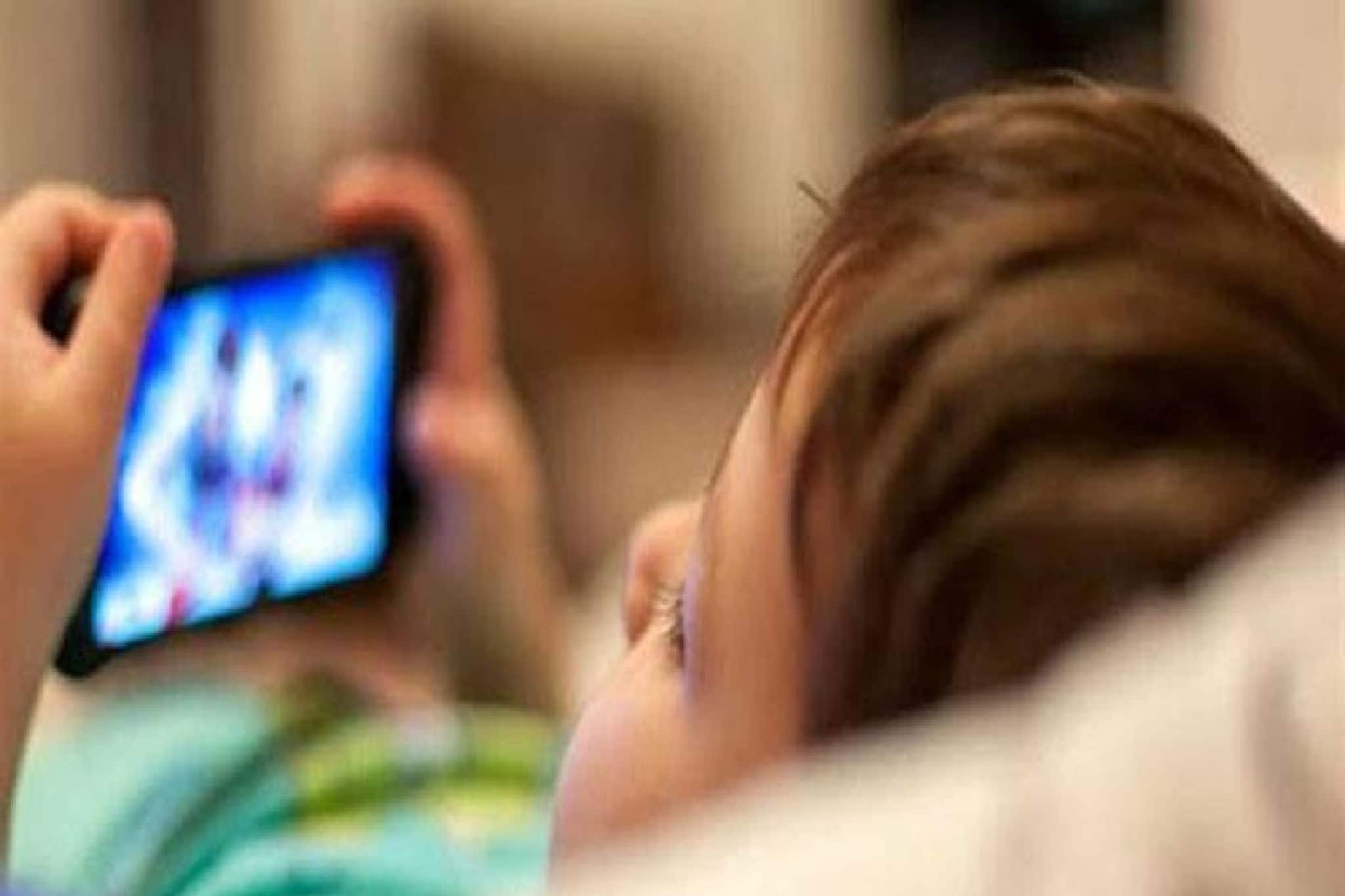 মোবাইলে আসক্ত আপনার সন্তান! 'এই' ৪ সহজ ট্রিকস মানুন, কাটবে ফোনের নেশা! পড়াশোনায় বসবে মন