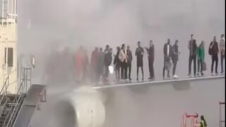 বিমানে আগুন, ডানায় আশ্রয় যাত্রীদের৷ বিমানে আগুন, ডানায় আশ্রয় যাত্রীদের৷