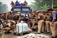 ট্রলিব্যাগ খুলতেই ভিতরে এসব কী! লক্ষ লক্ষ টাকার অবৈধ জিনিস, পুলিশি তল্লাশিতে তোলপাড় মালদহ