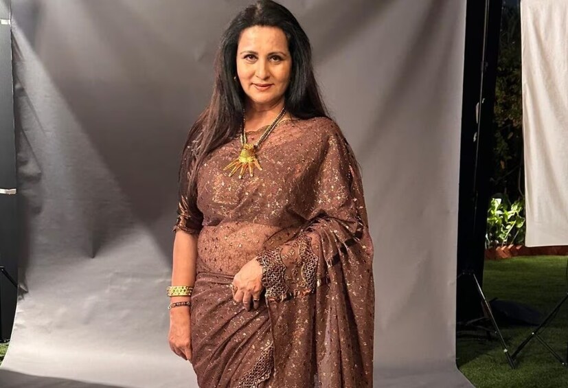 ৯ বছরের সংসারে ভাঙন: মাত্র ১৬ বছর বয়সেই ফিল্মি দুনিয়ায় নিজের ছাপ রাখেন পুনম ধিলোঁ। এরপর চিত্র পরিচালক অশোক থাকেরিয়াকে বিয়ে করে সংসারে থিতু হন। ১৯৮৮ সালে বিয়ের পিঁড়িতে বসেন তাঁরা। তবে তাঁদের সেই সুখের সংসার বেশিদিন টেকেনি। প্রায় ৯ বছর বিবাহিত অবস্থায় সংসার করার পর বিবাহবিচ্ছেদের পথে হাঁটেন তাঁরা। এই বিয়েতে পুনম ধিলোঁর দু’টি সন্তান রয়েছে। বর্তমানে ৬২ বছর বয়সে একাই জীবন কাটাচ্ছেন অভিনেত্রী। 