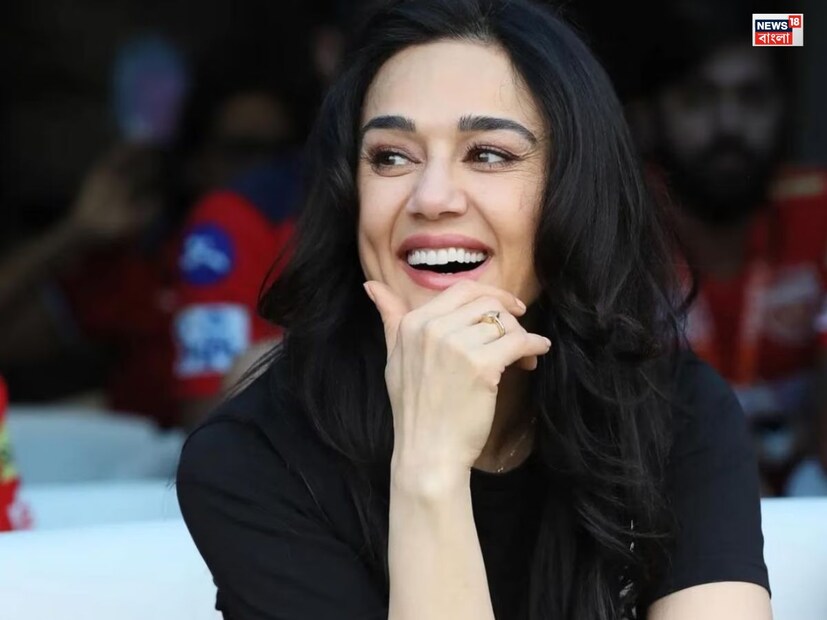 আর তিনি হলেন প্রীতি জিন্টা যিনি আজও অত্যন্ত সুন্দরী এবং তরুণ দেখেন। তাঁর অ্যাক্টিভনেস এবং গ্লো দেখে কেউ বলবে না যে তিনি ৫০ বছরের। তাঁর অসাধারণ অভিনয় এবং অসাধারণ প্রতিভার জন্য বিখ্যাত বলিউড অভিনেত্রী প্রীতি জিন্টা তার সৌন্দর্য এবং সাফল্যের জন্য সবসময় শিরোনামে থাকেন।