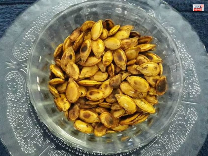 ৩. হৃদপিণ্ড সুস্থ রাখুন:কুমড়োর বীজে ম্যাগনেসিয়াম এবং ওমেগা-৩ ফ্যাটি অ্যাসিড থাকে, যা হৃদপিণ্ডকে শক্তিশালী রাখতে সাহায্য করে। এগুলো কোলেস্টেরল নিয়ন্ত্রণ করে এবং উচ্চ রক্তচাপের সমস্যা কমাতে সাহায্য করে।