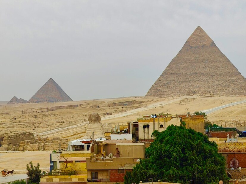 খাফরে পিরামিড (Khafre Pyramid) গিজার দ্বিতীয় বৃহত্তম। গবেষকদের স্ক্যানে পিরামিডের ভিতের কাছে পাঁচটি একই রকম কাঠামোর সন্ধান মিলেছে। এই কাঠামোগুলিতে আবার একাধিক স্তর রয়েছে। সেগুলো জ্যামিতিক পথের মাধ্যমে একে অপরের সঙ্গে যুক্ত। তবে আরও অবাক করে দেওয়ার মতো বিষয় হল, এই পথগুলোর নিচে আটটি উল্লম্ব গোলাকার কূপ রয়েছে, যা সর্পিল পথ দিয়ে ঘেরা। এই পথগুলো ৬৪৮ মিটার গভীরে নেমে গিয়ে দুটি বিশাল ঘনক-আকৃতির কাঠামোর সঙ্গে যুক্ত হয়েছে, যেখানে প্রতিটি ঘনকের দৈর্ঘ্য ৮০ মিটার। (Photo: Siddhartha Sarkar)