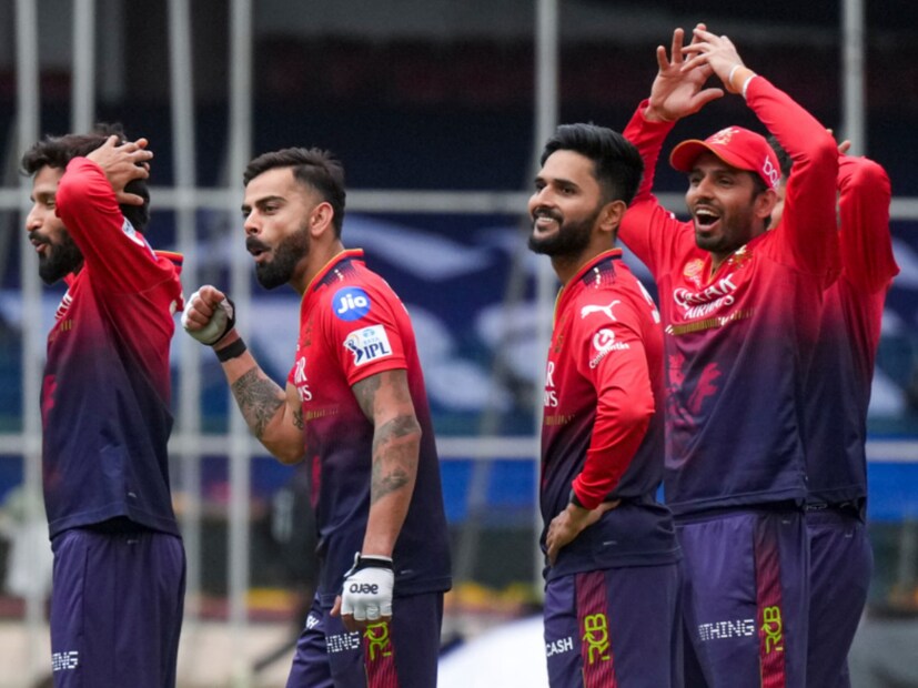 এক ঝলকে দেখে নিন আরসিবি সম্ভাব্য একাদশ: বিরাট কোহলি, ফিল সল্ট, রজত পাতিদার (অধিনায়ক), লিয়াম লিভিংস্টোন, জিতেশ শর্মা (উইকেটকিপার), টিম ডেভিড, ক্রুণাল পান্ডিয়া, ভুবনেশ্বর কুমার, জস হ্যাজেলউড, যশ দয়াল, সুয়াশ শর্মা।
