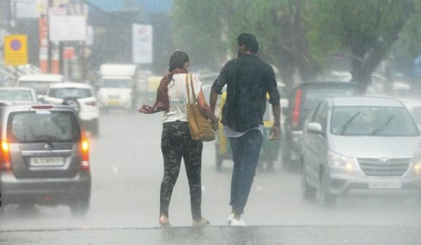 শুক্রবার পুরুলিয়া জেলাতে ভারী বৃষ্টি। বাকি জেলাতে বিক্ষিপ্ত বৃষ্টি। শনিবার, রবিবার এবং সোমবারে দক্ষিণবঙ্গের সব জেলাতেই বজ্রবিদ্যুৎ-সহ দুই-এক পশলা বৃষ্টি সম্ভাবনা থাকবে। সামান্য বাড়বে তাপমাত্রা তার থেকেও বাড়বে আর্দ্রতা জনিত অস্বস্তি। বাতাসে জলীয় বাষ্পের পরিমাণ বেশি থাকাতেই অস্বস্তি বাড়বে।