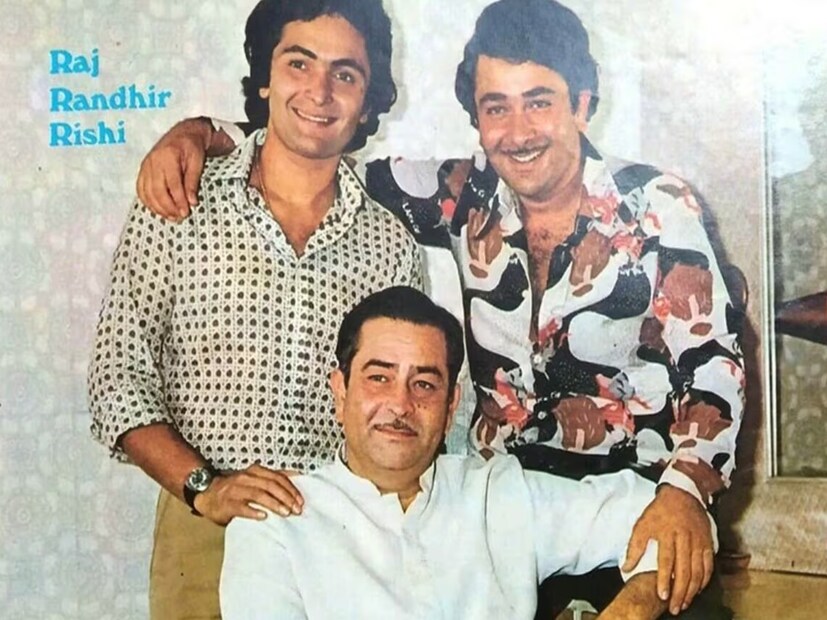 বাড়ি ছেড়েছিলেন মা: এই বইয়ে তুলে ধরা হয়েছিল ঋষি কাপুর, রাজ কাপুর এবং বৈজয়ন্তীমালার সম্পর্কের বিষয়েও। ঋষি বলেন যে, যখন তাঁর বাবার সঙ্গে বৈজয়ন্তীমালার সম্পর্ক তৈরি হয়েছিল, তখন তিনি এবং তাঁর মা মেরিন ড্রাইভের নটরাজ হোটেলে গিয়ে উঠেছিলেন। ঋষি লিখেছেন, “এরপর হোটেল থেকে আমরা ২ মাসের জন্য চিত্রকূটের একটি অ্যাপার্টমেন্টে শিফট করেছি। বাবা নিজেই স্ত্রী এবং সন্তানদের জন্য ওই বাড়িটি কিনেছিলেন। আর স্ত্রী-সন্তানদের ফিরে পাওয়ার জন্য সমস্ত চেষ্টাই করেছিলেন। কিন্তু আমার মা তা মানেননি, যতক্ষণ পর্যন্ত না তিনি ওই সম্পর্কে ইতি টেনেছেন।” 