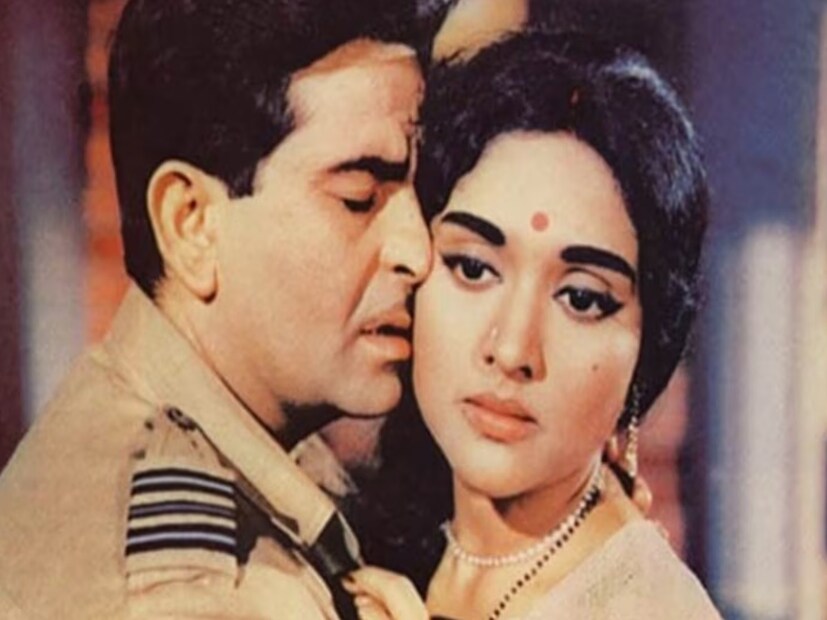 এটা তো বিখ্যাত এক গল্প। আর এই ঘটনাটি কিন্তু জড়িয়ে রয়েছে ফিল্ম ইন্ডাস্ট্রির প্রভাবশালী কাপুর পরিবারের সঙ্গে। এক সময় সুপারস্টার ছিলেন এই পরিবারের ছেলে ঋষি কাপুর। নিজের আত্মজীবনী ‘খুল্লাম খুল্লা: ঋষি কাপুর আনসেন্সরড’-এ খোলাখুলি ভাবে নিজের বাবা রাজ কাপুরের সম্পর্কে লিখেছেন। এমনকী রাজ কাপুরের সম্পর্কগুলির বিষয়েও কথা বলেছেন ঋষি। সুন্দরী অভিনেত্রী নার্গিস এবং বৈজয়ন্তীমালার সঙ্গে জড়িয়েছে রাজ কাপুরের নাম। এমনকী ঋষি কাপুরের মা-ও স্বামীর এই সম্পর্কের কথা জানতেন। 