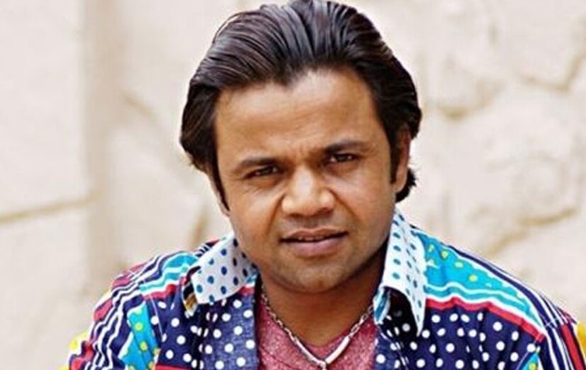 নিজের প্রতিভা প্রদর্শন: প্রথম জীবনে কঠিন সময় পার করতে হয়েছিল রাজপাল যাদবকে। শুধু পেশাগত জীবনেই নয়, ব্যক্তিগত জীবনেও প্রচুর লড়তে হয়েছে তাঁকে। এক সময় কাজ করতে হয়েছিল কাপড়ের কারখানায়। আর আজ তিনি কয়েক লক্ষ টাকার সম্পত্তির মালিক। কোনও রকমে সংসার চালাতেন। আর রাতে কারখানায় কাজ করতেন। কিন্তু মাত্র ২০ বছর বয়সে অভিনেতার জীবনে নেমে আসে দুঃখের পাহাড়। 