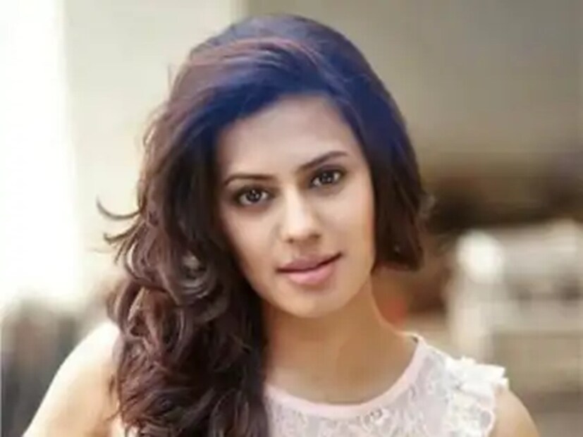 তাঁর কাছ থেকে ১৪.৮ কেজি সোনা বাজেয়াপ্ত করেছে DRI। দুবাই থেকে আসা এমিরেটস বিমান সংস্থার একটি বিমান থেকে নামতেই তাঁকে জিজ্ঞাসাবাদ করেন আধিকারিকরা। অভিনেত্রীকে তল্লাশি চালিয়ে তাঁর গায়ে ও জামাকাপড়ের মধ্য থেকে সোনা উদ্ধার করা হয় বলে জানা গিয়েছে। তদন্তকারীদের দাবি, উদ্ধার হওয়া এই সোনার বাজারমূল্য প্রায় ১২ কোটি টাকা।