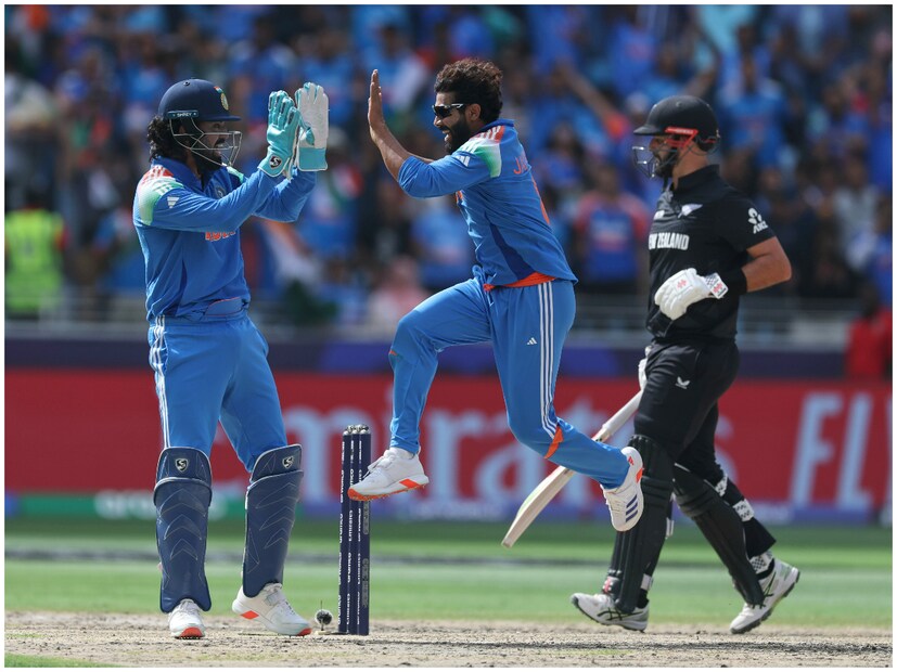 এরপর গোটা ম্যাচের মাঝের ওভারে ভারতীয় দলের ৪ স্পিনার নিউজিল্যান্ড ব্যাটারদের রানের গতিবেগ বাড়াতে দেননি। পুরো খাচাবন্দি হয়ে যান কিউই ব্যাটাররা। আঁটোসাটো বোলিং করেন রবীন্দ্র জাদেজা ও অক্ষর প্যাটেল।