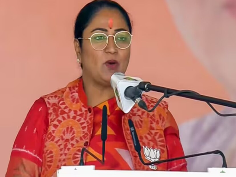 মদ মজুত করার জন্য কেন নির্দেশ দেওয়া হয়েছে? বর্তমানে দিল্লিতে রয়েছে ৭০০-রও বেশি মদের দোকান। যা পরিচালনা করে দিল্লি স্টেট ইন্ডাস্ট্রিয়াল অ্যান্ড ইনফ্রাস্ট্রাকচার ডেভেলপমেন্ট কর্পোরেশন, দিল্লি ট্যুরিজম অ্যান্ড ট্রান্সপোর্টেশন ডেভেলপমেন্ট কর্পোরেশন, দিল্লি স্টেট সিভিল সাপ্লায়েজ কর্পোরেশন এবং দিল্লি কনজিউমার কোঅপারেটিভ হোলসেল স্টোর লিমিটেড। বৈঠকে উপস্থিত সিনিয়র আধিকারিকরা বলেন যে, আগামী ৩১ মার্চ শেষ হতে চলা চলতি আর্থিক বছরে সর্বাধিক আবগারি সংগ্রহ নিশ্চিত করতে এবং শহরে বিক্রি হওয়া সমস্ত ব্র্যান্ডের পর্যাপ্ত মজুত যাতে পাওয়া যায়, সেই কারণে কর্পোরেশনগুলিকে পাইকারি বিক্রেতাদের কাছ থেকে অর্ডার দিয়ে স্টক বুক করতে বলা হয়েছে।