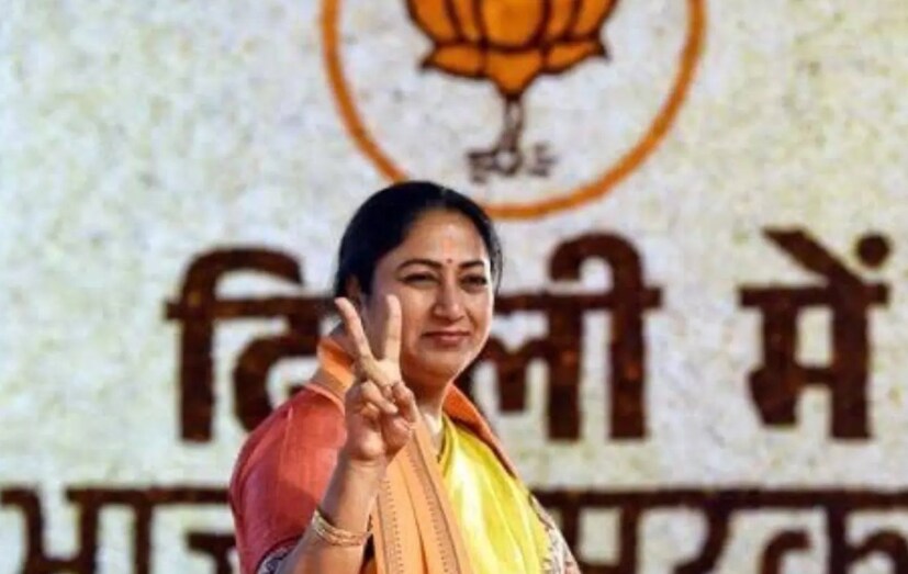রেখা গুপ্ত সরকারের পরিকল্পনা: আরও রাজস্বের উপর মনোযোগ (সামার সেল প্ল্যান): ১. আগামী ৩১ মার্চ অর্থবর্ষ শেষ হওয়ার আগে রাজস্ব বৃদ্ধির জন্য একটি বিশেষ সভা অনুষ্ঠিত হয়েছে। ২. দোকানগুলিতে সকল ব্র্যান্ডের পর্যাপ্ত পরিমাণে বিয়ার মজুত রাখার নির্দেশ দেওয়া হয়েছিল। গ্রীষ্মকালে বিয়ারের চাহিদা সবচেয়ে বেশি থাকে, তাই বিয়ার মজুত রাখা, চিলার এবং ফ্রিজের ব্যবস্থা নিশ্চিত করার নির্দেশ দেওয়া হয়েছিল।