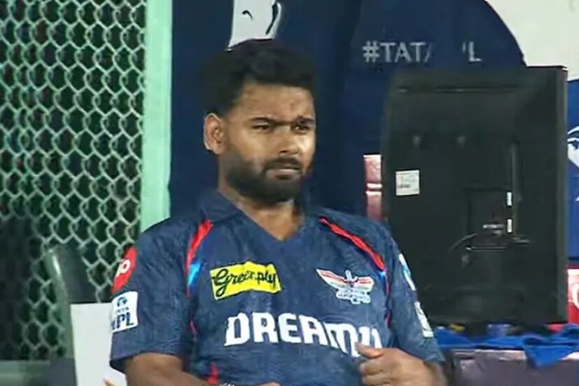 লখনউ সুপার জায়ান্টস-এর নতুন অধিনায়ক ঋষভ পন্থ উইকেট ছুঁড়ে ফেলে দেন, ছয় বলে ০ রান করার পরে! কুলদীপ যাদব তাঁকে বাউন্ডারিতে ফাফ ডু প্লেসির হাতে ক্যাচ দেন। ব্যাটিংয়ে ব্যর্থ হওয়ার পর, উইকেটকিপিংয়েও ব্যর্থ হন ঋষভ। শেষ ওভারে, যখন দিল্লি ক্যাপিটালসের ছয় রানের প্রয়োজন ছিল এবং তারা নয় উইকেট হারিয়ে ফেলেছিল, তখন শাহবাজ আহমেদের প্রথম বলেই মোহিত শর্মাকে স্টাম্প করার সুবর্ণ সুযোগ হাতছাড়া করেন ঋষভ পন্থ।