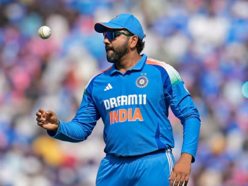 কেউ বলছেন ২০ কেজি, কারও আবার দাবি, ৮ কেজি ওজন কমিয়েছেন রোহিত। তবে এসবের মাঝে আচমকাই হাসপাতালে ছুটতে হল রোহিত শর্মাকে। সোমবার ভাইরাল হওয়া একটি ভিডিওতে দেখা গিয়েছে, মুম্বইয়ের কোকিলাবেন হাসপাতালে ঢুকছেন রোহিত। 