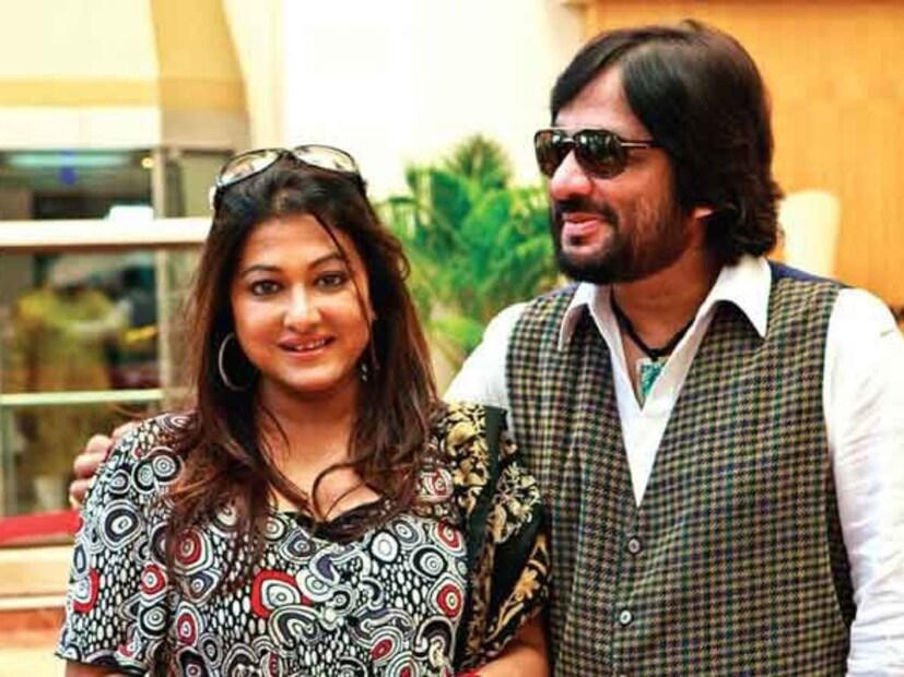 বিখ&#x200d;্যাত গায়ক অনুপ জলোটার সঙ্গে তবলা বাদক হিসেবে কাজ করতেন রুপকুমার রাঠোর। অনুপ ছিলেন তাঁর গুরু। অনুপ জলোটার প্রাক্তন স্ত্রী সোনালী শেঠের প্রেমে পড়েন রুপকুমার। বিখ&#x200d;্যাত গায়ক অনুপ জলোটার সঙ্গে তবলা বাদক হিসেবে কাজ করতেন রুপকুমার রাঠোর। অনুপ ছিলেন তাঁর গুরু। অনুপ জলোটার প্রাক্তন স্ত্রী সোনালী শেঠের প্রেমে পড়েন রুপকুমার। 