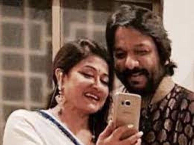 পরে মিডিয়াতে তাদের প্রেমের খবর ছড়িয়ে পড়ে। স্ত্রীর সঙ্গে রুপকুমারের সম্পর্ক জানতে পারার পর স্বাভাবিকভাবেই তলানিতে ঠেকে তাদের সম্পর্ক। রুপকুমারের কেরিয়ার তছনছ করতেও উঠে পড়ে লেগেছিলেন অনুপ