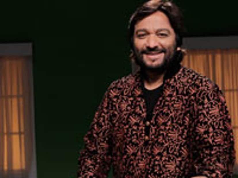 এই বিখ&#x200d;্যাত শিল্পী হলেন রুপ কুমার রাঠোর। ‘তুঝ মে রব দিখতা হ&#x200d;্যায়’, ‘মউলা মেরে’, ‘ও সাইঁয়া’র মতো অজস্র গান গেয়েছেন তিনি। তবে গানের পাশাপাশি তাঁর ব&#x200d;্যক্তিগত জীবন নিয়েও চর্চার শেষ নেই। 