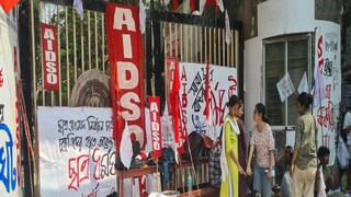 ছাত্র আন্দোলন চলছে। ছাত্র আন্দোলন চলছে।