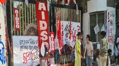 ছাত্র আন্দোলন চলছে। ছাত্র আন্দোলন চলছে।