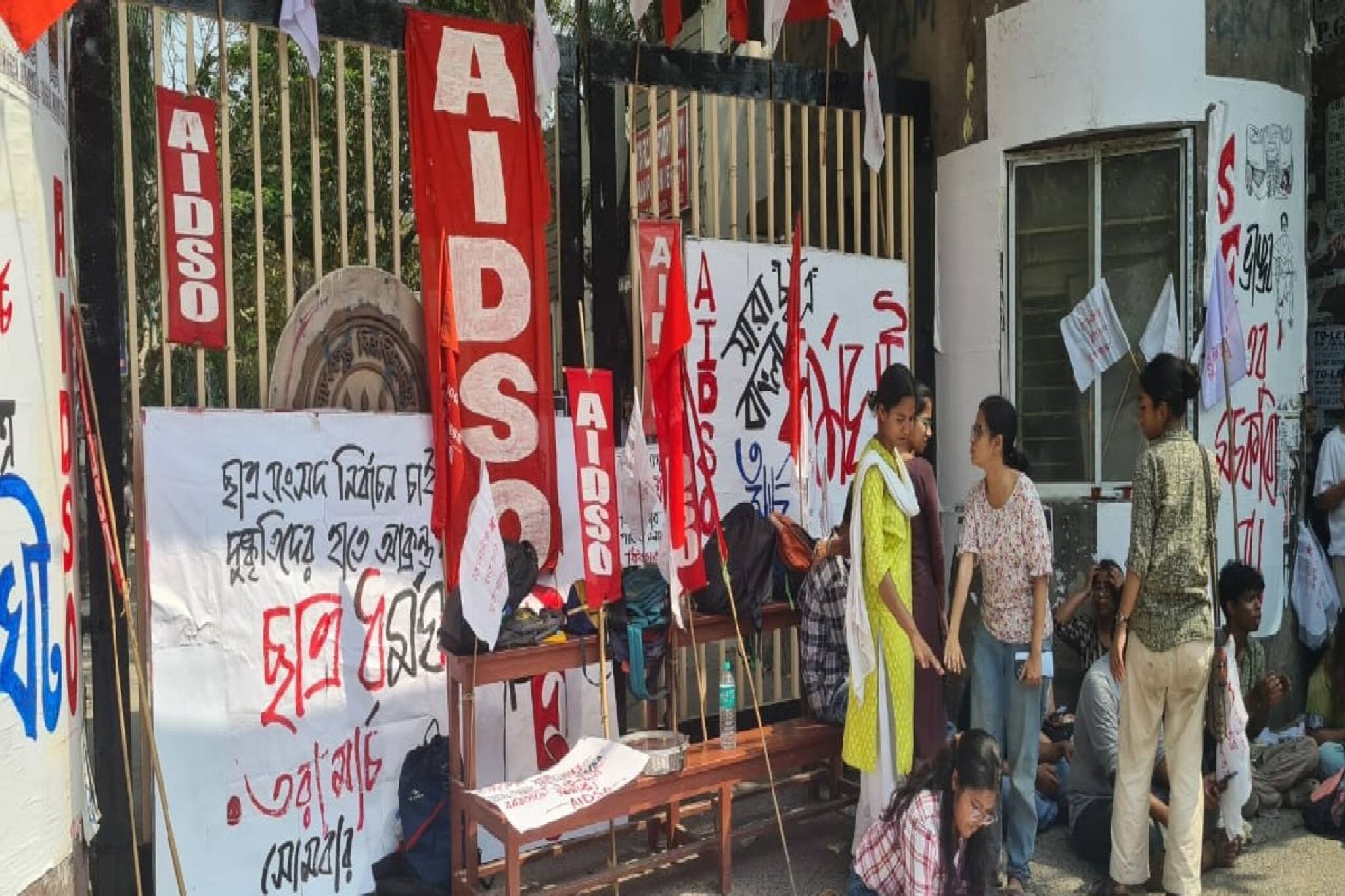 ধর্মঘটের মধ্যেই নির্বিঘ্নে উচ্চ মাধ্যমিক, মোতায়েন বিশাল পুলিশ বাহিনী, জেলায় জেলায় বিক্ষোভ