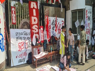 ছাত্র আন্দোলন চলছে। 