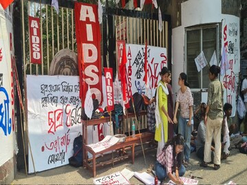ছাত্র আন্দোলন চলছে। 