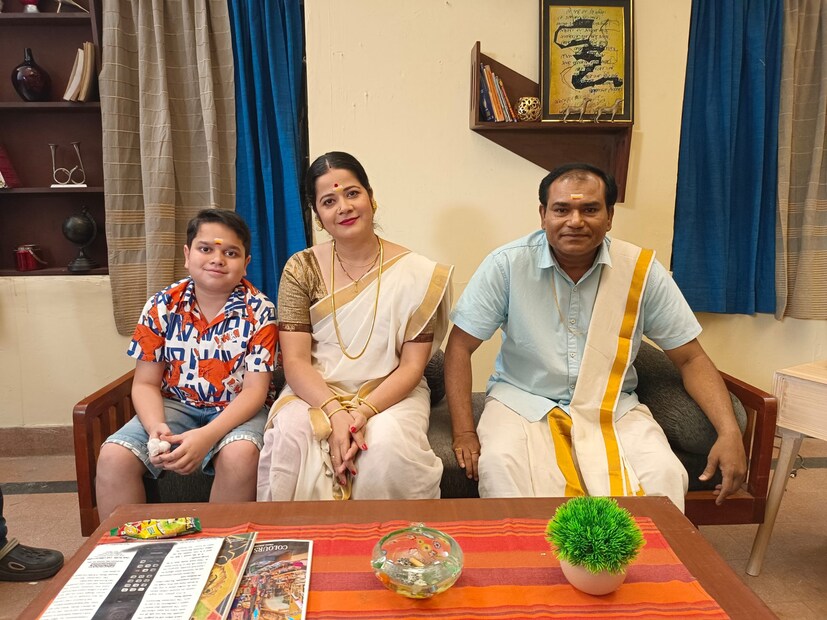 এখানেই শেষ নয়, রয়েছে আরও চমক। বন্দ্যোপাধ্যায় পরিবারের বাড়ির পাশেই প্রতিবেশী হিসেবে আসতে চলেছে একটি দক্ষিণ ভারতীয় পরিবার। সেখানে আয়ারাপ্পা চরিত্রে দেখা যাবে অভিনেতা সঞ্জীব সরকারকে। আর আয়ারাপ্পার স্ত্রীর চরিত্রে দেখা যাবে সুপর্ণা দাসকে। সেই সঙ্গে এই দক্ষিণ ভারতীয় দম্পতির পুত্রের ভূমিকায় অভিনয় করবে ডান্স বাংলা ডান্স জুনিয়রের সঞ্চালক সৌম্যদীপ্ত সাহা ওরফে লাড্ডু। 