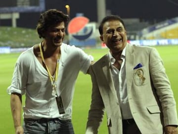 ‘নিজে দল কিনে চালান...’ গাভাসকরকে একবার দু’কথা শুনিয়ে দিয়েছিলেন শাহরুখ (File Photo)