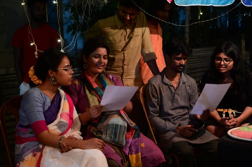 আর সবথেকে গুরুত্বপূর্ণ বিষয় হল, টিম খামখেয়াল-এর তরফে এই প্রথম বার কলকাতার বাইরে কোনও প্রদর্শনীর আয়োজন করা হল। সেই সঙ্গে অভিনেত্রী অপরাজিতা ঘোষের যত্নে সাজানো আর্ট স্পেসে এহেন উদ্যোগও প্রথম বার। টিম খামখেয়াল এবং কলাভবনের বেশ কিছু ছাত্রছাত্রীর হাতের ছোঁয়ায় সেজে উঠেছিল ‘Art-এ-বসন্ত’ প্রদর্শনী। দাক্ষিণাত্যের আঙ্গিকে তৈরি শ&#x200d;্যাডো আর্টের মাধ্যমে মঞ্চের ব&#x200d;্যাকগ্রাউন্ডটিকে সাজিয়ে তোলা হয়েছিল। এর পাশাপাশি এই অনুষ্ঠানের সাজসজ্জায় প্রাধান্য পেয়েছিল বিভিন্ন প্রাকৃতিক উপাদানের ব&#x200d;্যবহার এবং নানা ধরনেক লোকশিল্পও। আর এই অনুষ্ঠানের সাক্ষী থাকতে উপস্থিত হয়েছিলেন বহু গুণীজন। 