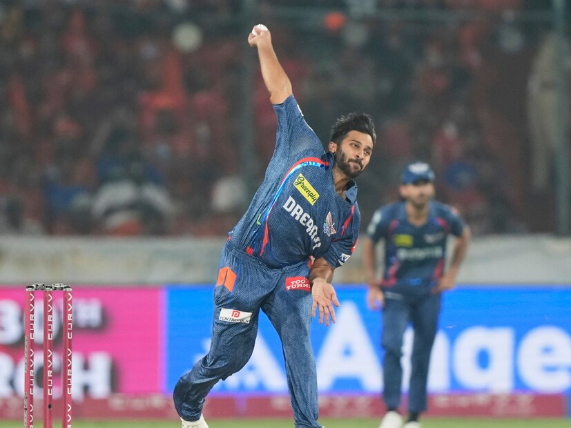 আইপিএল ২০২৫-এর মেগা নিলামে দল পাননি শার্দু ঠাকুর। আইপিএলের সময় দেশ ছেড়ে বিলেতে খেলার কথাও ভেবেছিলেন। ইংল্যান্ডে গিয়ে এসেক্সের হয়ে কাউন্টি খেলার কথাও এগিয়েছিলেন শার্দুল ঠাকুর।  (Photo Courtesy- AP)