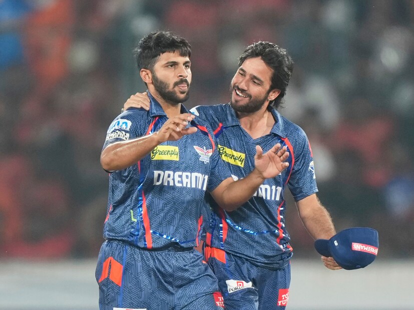 মহসিন খান ছিটকে যাওয়ার পরেই শার্দূলকে দলে নেয় লখনউ। আর নিলামে বাতিল বোলার আইপিএলের খেলতে নেমেই সকলকে চমকে দিচ্ছেন নিজের পারফরম্যান্সে।   (Photo Courtesy- AP)