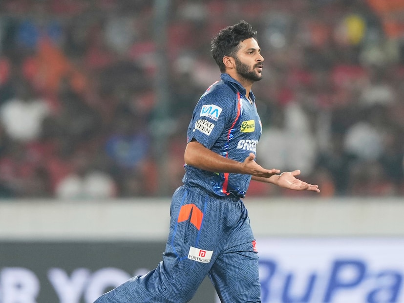 বর্তমানে এখনও পর্যন্ত শাদুল এবারের আইপিএলের সর্বোচ্চ উইকেট শিকারী। দুই ম্যাচে ৬ উইকেট তুলে নিয়েছেন শার্দূল। তাঁর দুরন্ত বোলিংয়েই সানরাইজার্স হায়দরাবাদের বিস্ফোরক ব্যাটিং লাইন আপকে দুশো’র নিচে আটকে দেয় লখনউ।  (Photo Courtesy- AP)