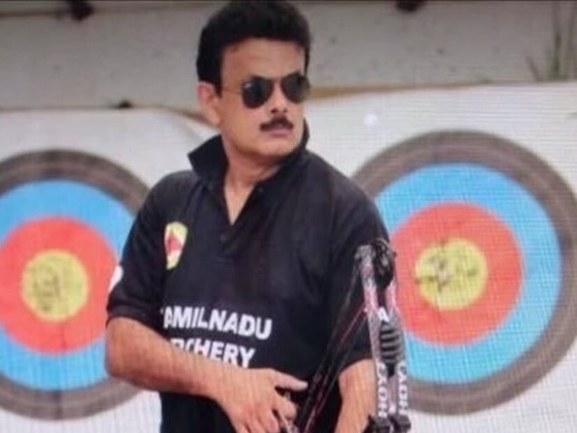 তিনি ভেলাইকারন, মুঙ্গিল কোট্টাই এবং উন্নাই মতি কুরুমাল্লির মতো হিট ছবিতে অভিনয় করেন। শিহান হুসেইনি রজনীকান্ত অভিনীত হলিউড ছবি ব্লাডস্টোনেও কাজ করেছেন।
