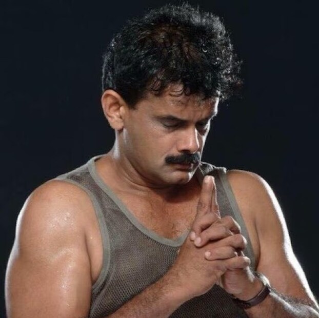 মাদুরাইয়ের বাসিন্দা শিহান হুসেইনি অভিনেতা বিবেকের সঙ্গে মাদুরাই আমেরিকান কলেজে পড়াশোনা করেছিলেন। পড়াশোনার সময় তিনি ক্যারাটেতে খুব আগ্রহী ছিলেন। শিখেছিলেন, পেয়েছিলেন প্রশিক্ষকের সম্মান। তবে, তিনি অভিনয়ের দিকেও মনোযোগ দিয়েছিলেন। এখন পর্যন্ত তিনি ২৯টি ছবিতে কাজ করেছেন।