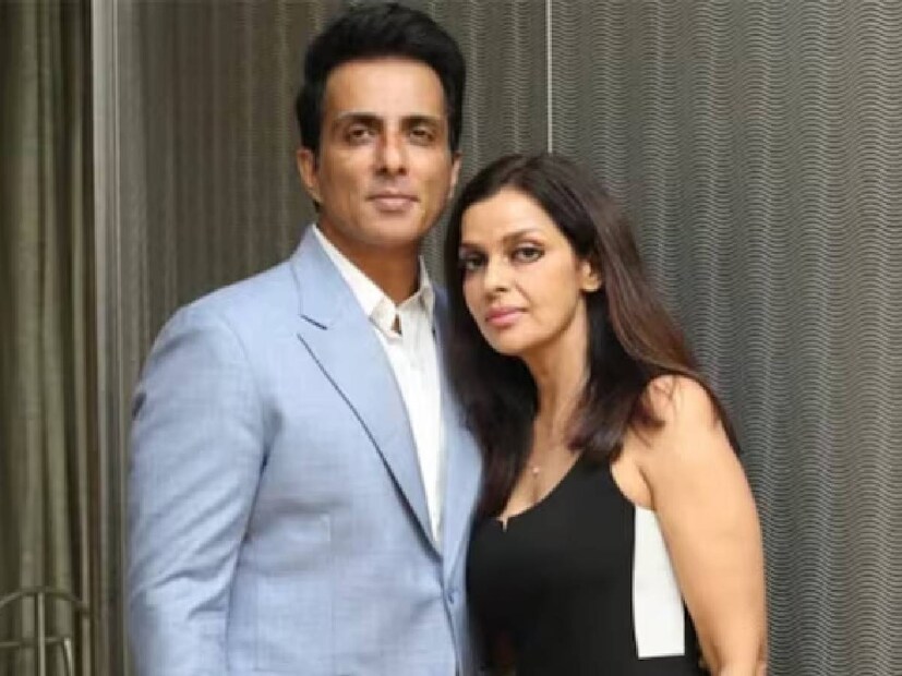 ট্রাকের সঙ্গে সংঘর্ষ হয় সোনালি সুদের গাড়ির। যার ফলে গাড়ির বনেট ভেঙে চুরমার হয়ে যায়, আহত হন সোনু সুদের স্ত্রী সোনালি। 