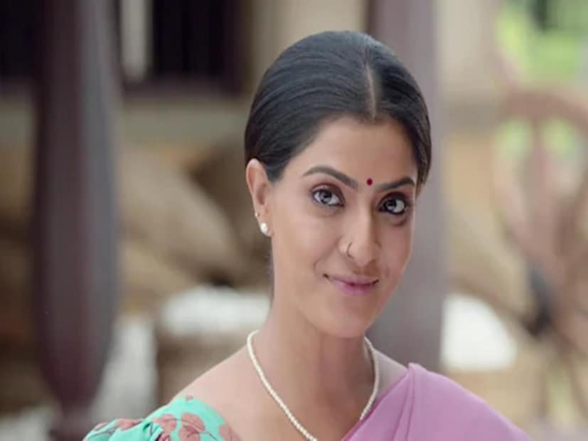 জ্যোতিষী ভবিষ্যদ্বাণী করেন যে রাতারাতি তাঁদের ভাগ্য বদলে যাবে। আর সেটা কেমন হবে, ভাল না কি খারাপ, তা নির্ভর করছে তাঁদের উপর। সেই দিনই অর্জুনন (সন্তোষ প্রতাপ) নামের এক ব্যক্তি তাঁদের বাড়িতে এসে একরাত থাকার অনুমতি চায়। এরপরই গল্প এক ভয়ঙ্কর দিকে মোড় নেয়। 
