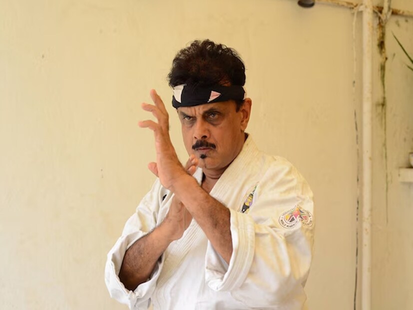 সবার আগে শিহান হুসেইনির (Shihan Hussaini) কর্মজীবন নিয়ে কিছু শব্দ খরচ করতেই হয়, না হলে মানুষটিকে সম্যক চিনে ওঠা যাবে না। ১৯৮৬ সালে মুক্তি পেয়েছিল 'পুন্নাকাই মান্নান'। এই ছবি দিয়েই তিনি চলচ্চিত্র জগতে আত্মপ্রকাশ করেন। যে মানুষটি এর পর অনেক ছবিতেই অভিনয় করেছিলেন, তিনি আদতে কিন্তু একজন ক্যারাটে প্রশিক্ষক।