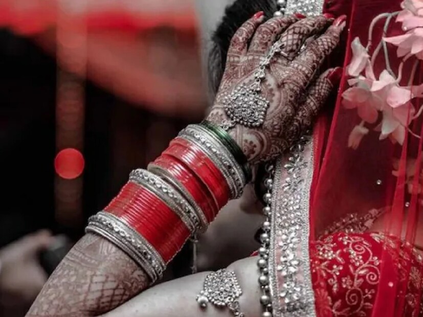 প্রেম ও বিবাহের স্বাধীনতা সমাজে এক গুরুত্বপূর্ণ অধিকার হলেও, এখনও অনেক পরিবার এই বিষয়ে কঠোর মনোভাব পোষণ করে। জাত-ধর্ম কিংবা সামাজিক মর্যাদার বেড়াজালে বন্দি করে প্রেমের স্বাধীনতাকে রুদ্ধ করার বহু ঘটনা সামনে এসেছে। বিশেষ করে, মেয়েরা যদি পরিবারের পছন্দের বাইরে গিয়ে প্রেম বা বিয়ে করে, তাহলে তা অনেক ক্ষেত্রেই ভয়ঙ্কর পরিণতির দিকে ঠেলে দেয়। 